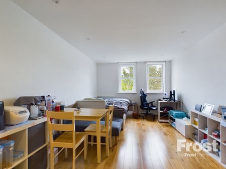 The Courtyard, High Street, Staines-Upon-Thames,TW18 - Photo 2