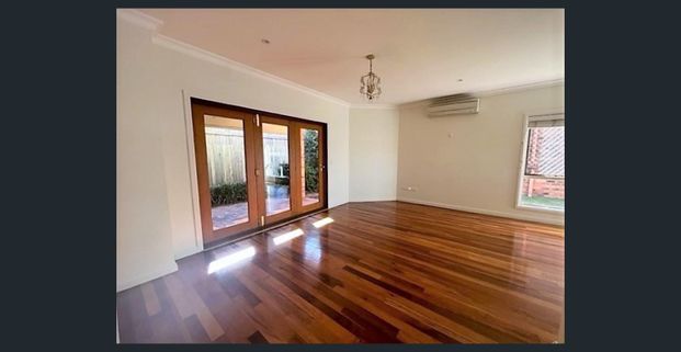 Stylish 3-Bedroom Executive Townhouse in Prime Location - Photo 1