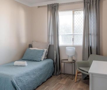 This Home Offers Comfort And Convenience In A Sought-after Location. - Photo 5