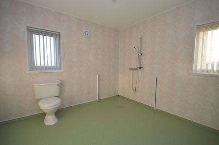 5 Bed Semi-detached House - Photo 4