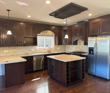 Charming Upper-Level 3-bedroom 2.5-bathroom Family Home - Photo 1