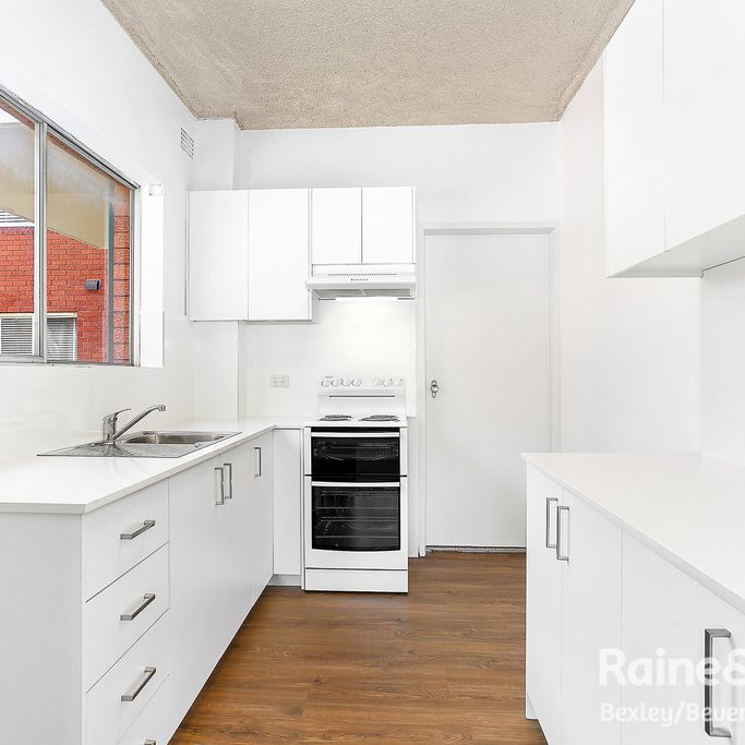 Modern & Convenient Living in Prime Allawah Location - Photo 1