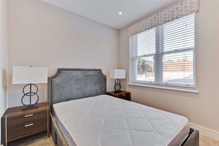 A furnished ground floor apartment, in a gated & exclusive development, close to a range of amenities including Hampton Court station, further benefitting from allocated parking. - Photo 4