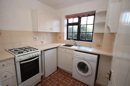 1 bedroom Terraced House to let - Photo 2