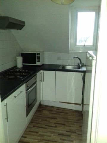 3 bedroom flat to rent - Photo 4