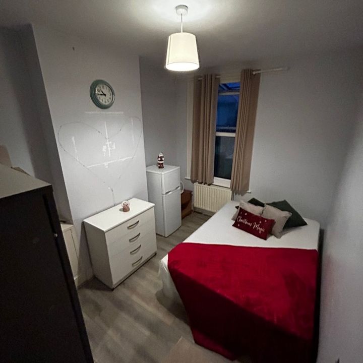 Room in a Shared House, CR7 - Photo 1