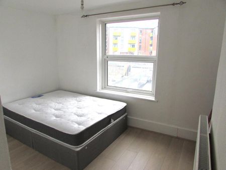 3 bedroom flat to rent - Photo 5