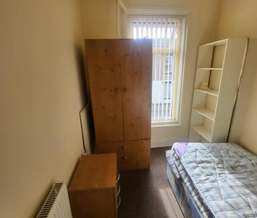 3 bedroom flat to rent - Photo 4