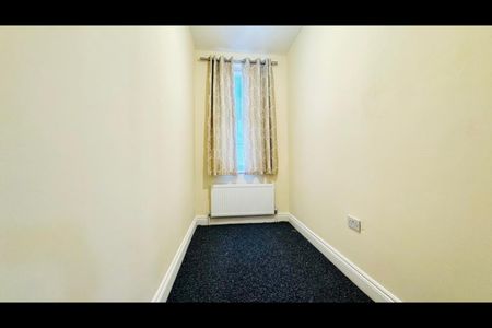2 Bed Terraced House, Dersingham Avenue, E12 - Photo 4