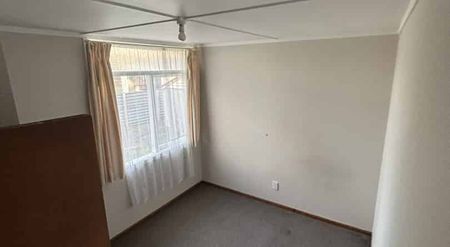 Spacious & Central Family Home - Photo 2