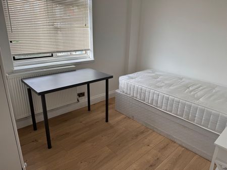 3 Bed Flat, Campden House, NW6 - Photo 3