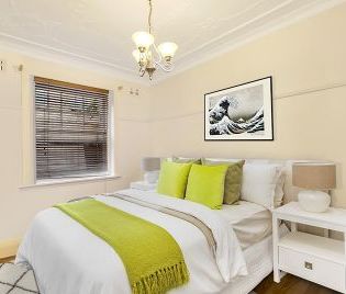 PRIME INNER-CITY LOCATION - CLASSIC ART DECO CHARM - Photo 2