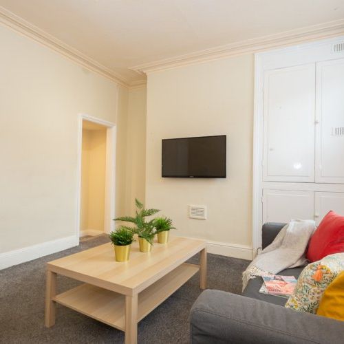 24 Chestnut Avenue, Hyde Park, Leeds, LS6 1BA - Photo 1