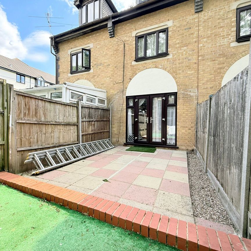 Kestrel Close, London, NW9 - Photo 1