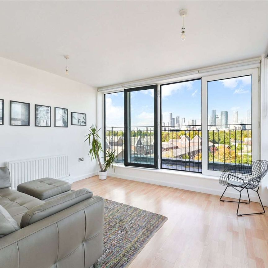 Ideally situated on the southern tip of the Isle of Dogs, this neutrally presented two bedroom PENTHOUSE flat offers naturally light and generous living space. - Photo 1