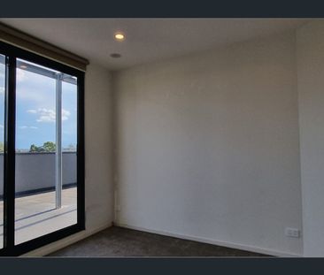 Stylish 2-bedroom Apartment in the Heart of Ringwood! - Photo 2