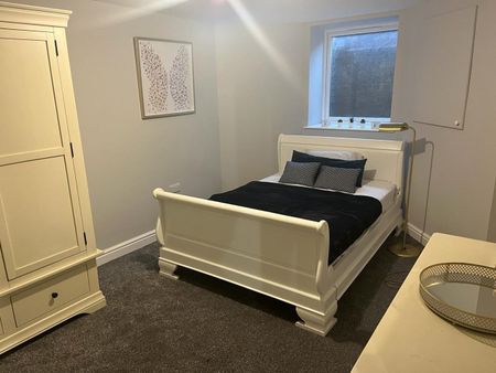 2 Bed Flat, Prestwich, M25 - Photo 4