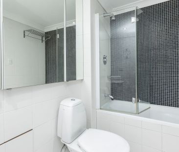 Sophisticated and Stylish Two Bedroom Apartment - Photo 4