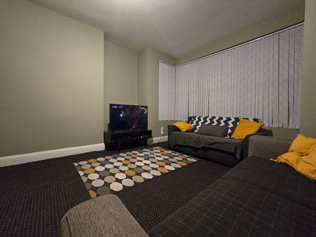 Room in a Shared House, Harehills Avenue, LS8 - Photo 2