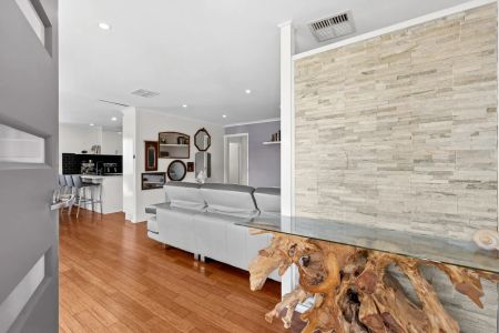 Free standing home on private block - Photo 2