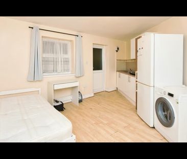 Studio Flat, London, IG11 - Photo 2