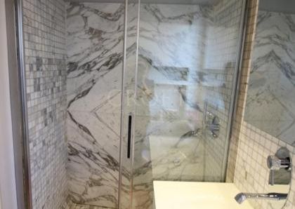 Aventino-S.Saba: Brand new 3 Bedroom, 3 bath, spacious triple living-dining room, modern kitchen, large balconies. Air conditioning, alarm, lots of natural light, located on quiet tree lined street walking distance to all services, metro, FAO. Ref 2057