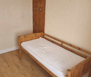 Room in a Shared House, Essex Road, IG11 - Photo 2
