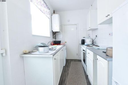 3 bedroom terraced house to rent - Photo 5