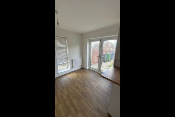 3 Bed Flat, Bank Street, M11 - Photo 1