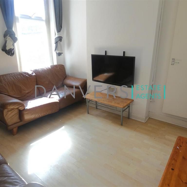 4 bedroom terraced house to rent - Photo 1