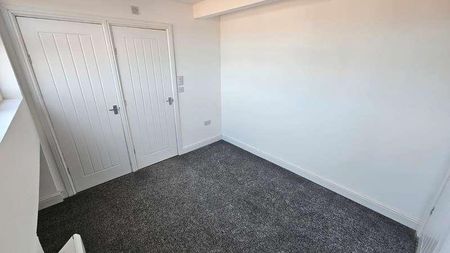 Compton Place, Harehills, Leeds, LS9 - Photo 2
