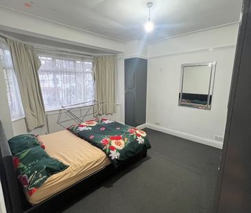 2 Bed Flat, Gantshill Crescent, IG2 - Photo 3