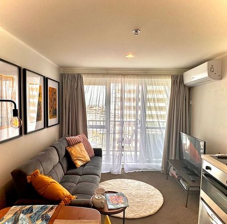 City gem with balcony and hot/cold water included - Photo 4