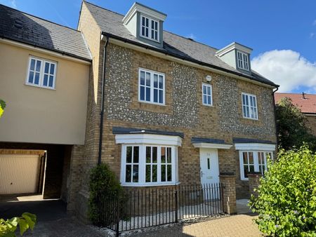 Five Bed Detached Charles Church House in Westcroft, Milton Keynes with Good Local Schools - Photo 3