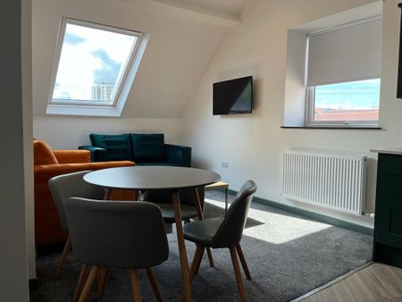 1 bedroom in a house share to rent - Photo 2