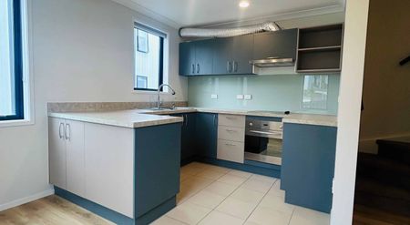 Two Bedroom Townhouse in the Heart of Birkenhead! - Photo 2