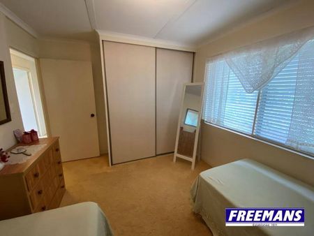 Large well established family home 1,374m corner allotment - Photo 5
