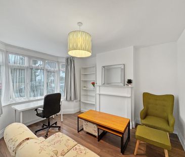 1 bedroom in a house share to rent - Photo 2