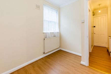 Located only a few minutes to Highbury & Islington - Photo 3