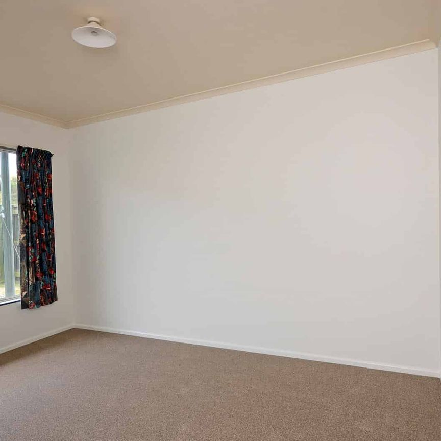 Close to shops and transport - Photo 1