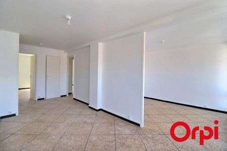 Appartement 4 pièces 62m2 MARSEILLE 7EME 1 375 euros - Photo 5