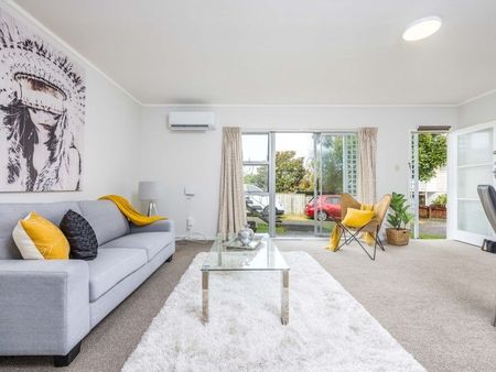 Beautifully Renovated Home in a Prime Onehunga Location - Photo 5