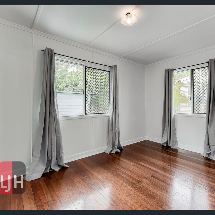 3 BEDROOM HOME WITH AIR CONDITIONING CLOSE TO EVERYTHING - Photo 1