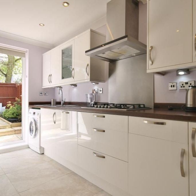 4 bedroom semi-detached house to rent - Photo 1
