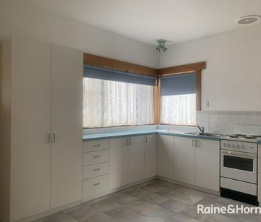 Low maintenance three bedroom home! - Photo 4