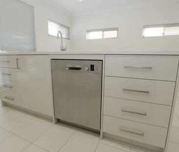 IDEALLY POSITIONED MODERN APARTMENT - Photo 5