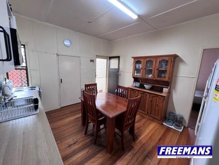 Fabulous Family Home with 9×7.5m shed extra high for mobile home & boat - Photo 3