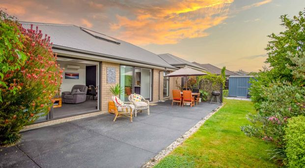 IMMACULATE FULLY FURNISHED SPACIOUS FAMILY HOME! - Photo 1