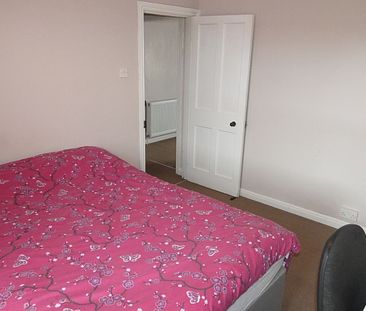 3 bed Terraced - To Let - Photo 6