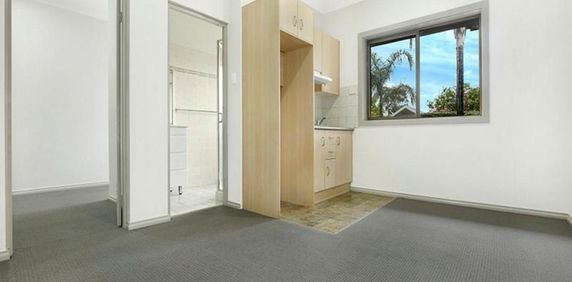 One bedroom unit in the centre of Wollongong! - Photo 2